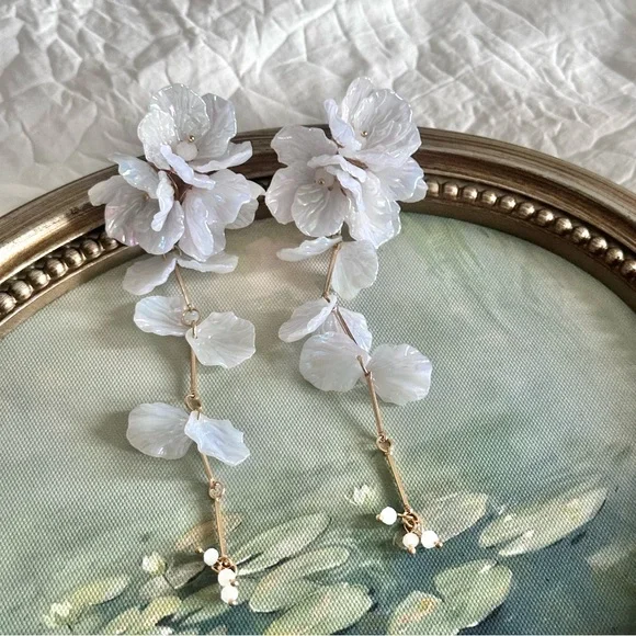 Elegant White Floral Drop Earrings - Picture 7 of 7